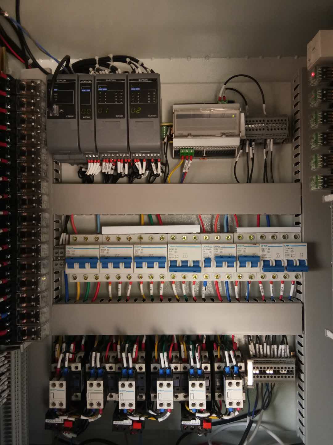 1514423966521481UFuQ.jpg 图08控制箱内部.jpg